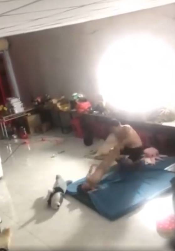 Gã cha dượng đánh đập dã man con trai nhỏ tuổi của vợ hờ ở Bình Dương sẽ bị truy cứu trách nhiệm hình sự?-5