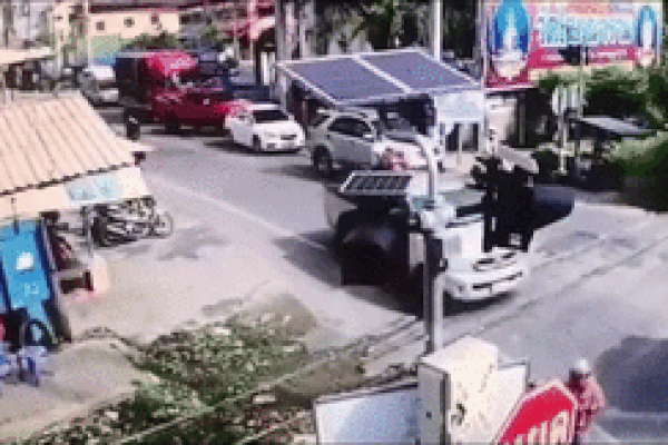 Cố băng qua đường ray, xe bán tải bị tàu hỏa ủi đi hàng chục mét