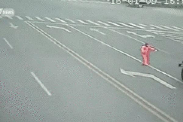 Nam công nhân thoát chết thần kỳ khi bị xe tải đâm trúng