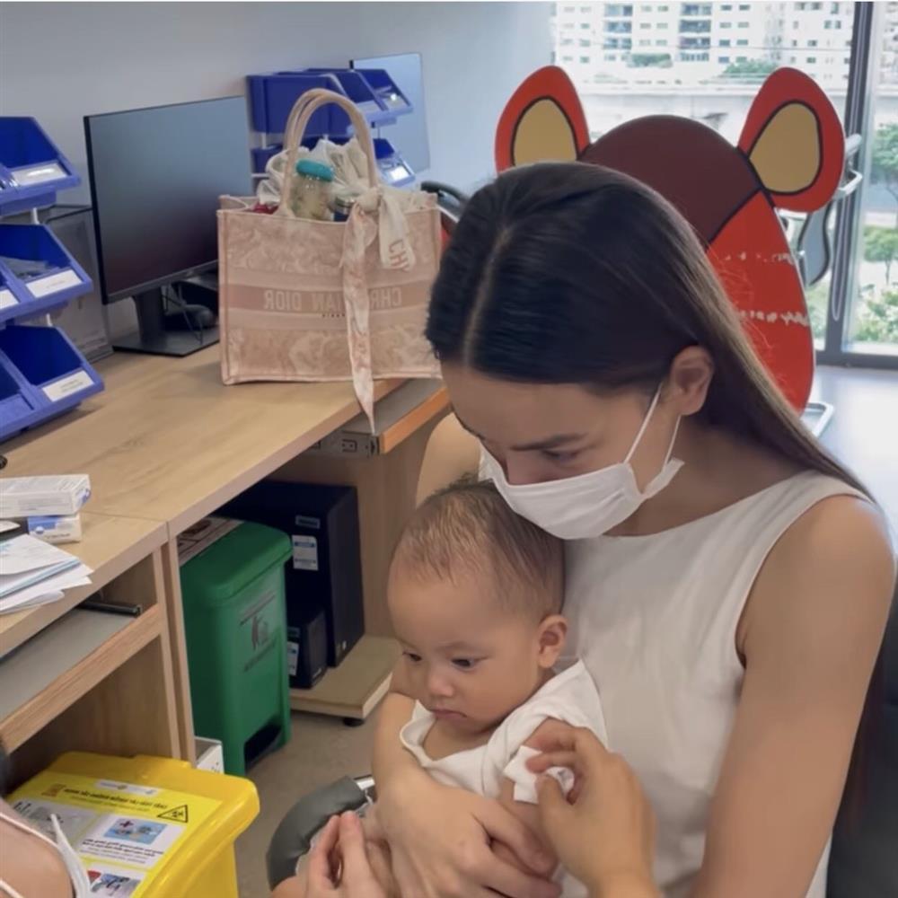 Hết túi Kenzo, Chanel đến Dior 70 triệu cũng chỉ đề Hà Hồ đựng đồ bỉm sữa-4