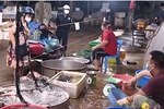 Hà Nội: Chợ phố cổ biển quảng cáo treo kín hàng rào, ai mua gì a lô có ngay không cần vào chợ-16