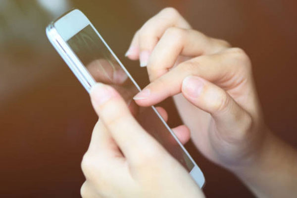 Đến thăm chị gái, tôi chết đứng khi thấy tấm gương vỡ trong nhà tắm còn chị gái thì suy sụp phờ phạc-2