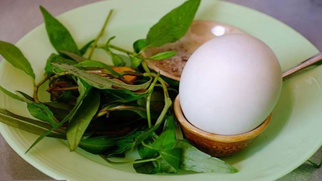 Rau răm ở Việt Nam 2.000 đồng/mớ, sang nước ngoài 250.000 đồng/mớ, còn phải chờ 6-10 ngày mới đến lượt mua-3