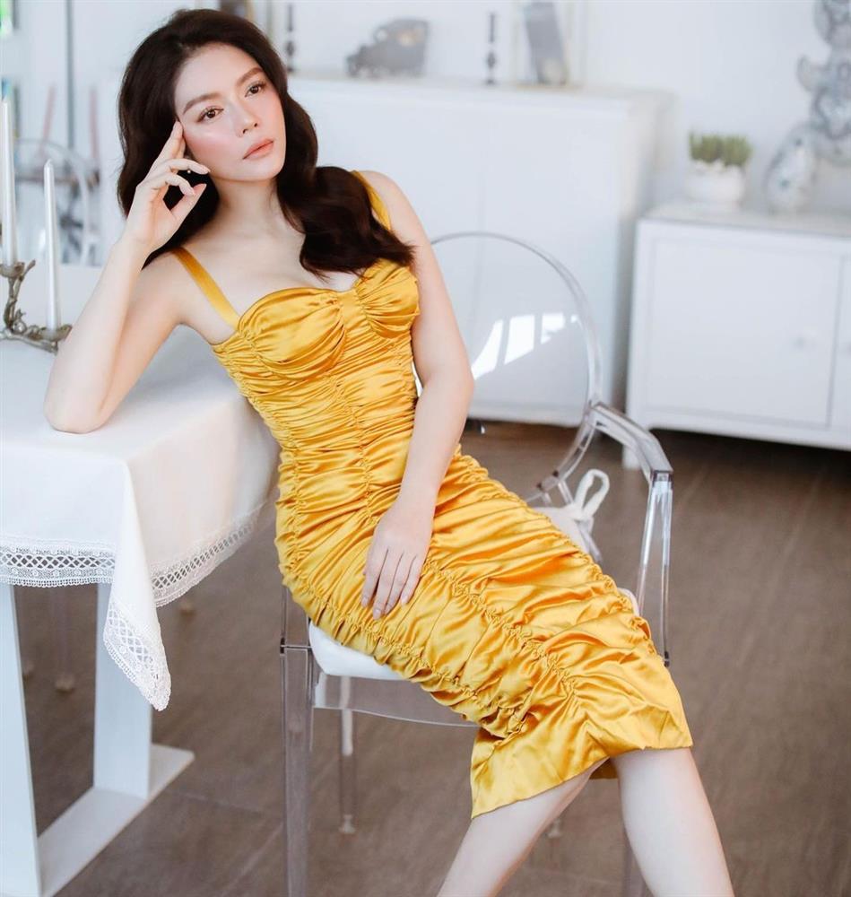 Lý Nhã Kỳ khơi lại màn diện váy nhái muối mặt của Ngọc Trinh, đẳng cấp sang chảnh chênh lệch quá rõ-1