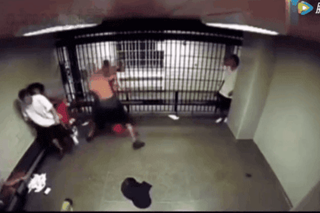 MXH sốc nặng vì clip nghi vấn Ngô Diệc Phàm bị đánh đập dã man, văng người bất tỉnh trong nhà tù-2