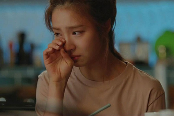 Nửa đêm thấy chồng khóc bên bức ảnh đàn ông, tôi gặng hỏi thì nhận được đáp án sốc óc-2