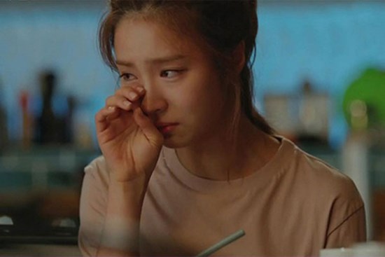 Đến thăm chị gái, tôi chết đứng khi thấy tấm gương vỡ trong nhà tắm còn chị gái thì suy sụp phờ phạc