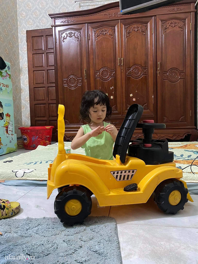 Vừa rời con 5 phút, mẹ trẻ quay lại thì phát hoảng khi nhìn mái tóc tự xử của con-2