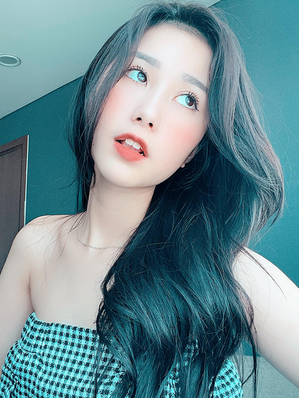 Loạt ảnh sang chảnh chất chơi của vợ quốc dân Tiểu Hý: Dùng đồ hiệu, ở chung cư cao cấp-1