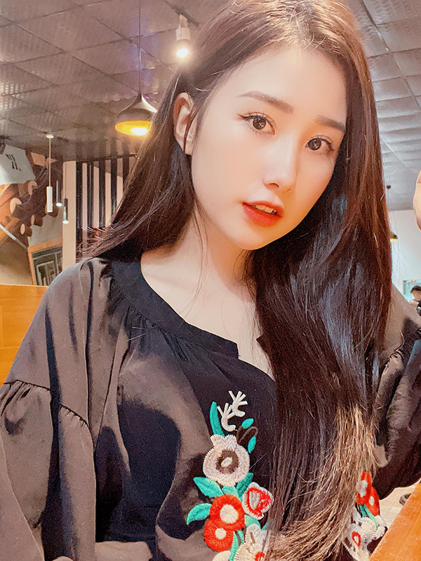 Loạt ảnh sang chảnh chất chơi của vợ quốc dân Tiểu Hý: Dùng đồ hiệu, ở chung cư cao cấp-3