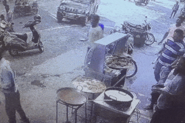 Video: Mở cửa ô tô không quan sát, nữ tài xế bị xe buýt tông tử vong-1