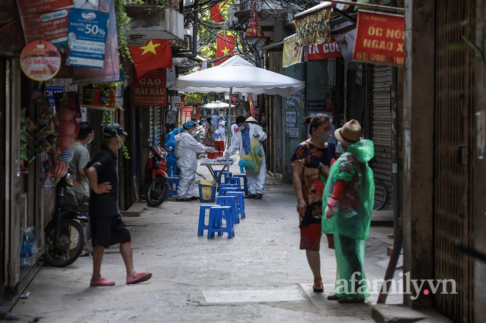 CẬN CẢNH: Hà Nội lấy mẫu xét nghiệm gần 5.000 người tại ổ dịch phức tạp nằm trên 2 phường của quận Đống Đa-2