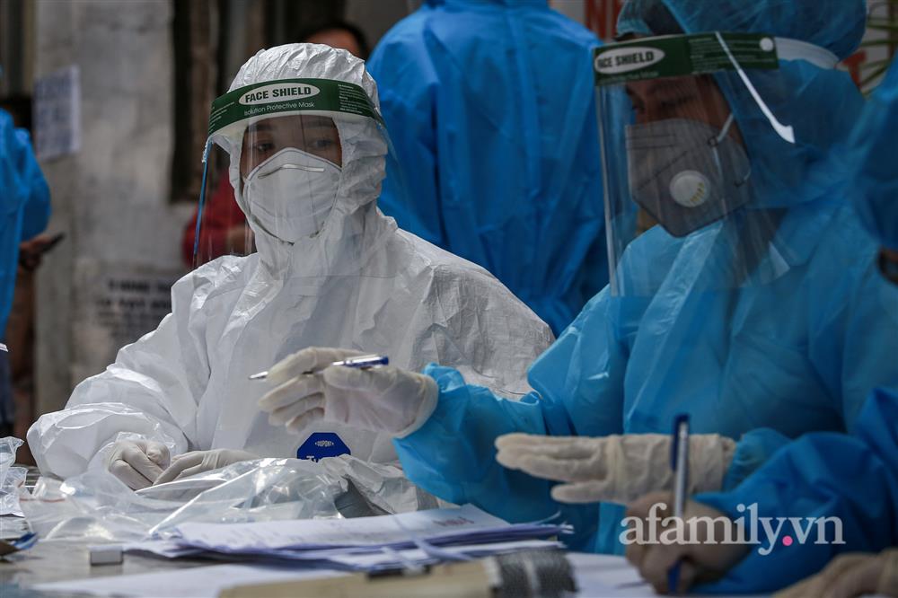 CẬN CẢNH: Hà Nội lấy mẫu xét nghiệm gần 5.000 người tại ổ dịch phức tạp nằm trên 2 phường của quận Đống Đa-10