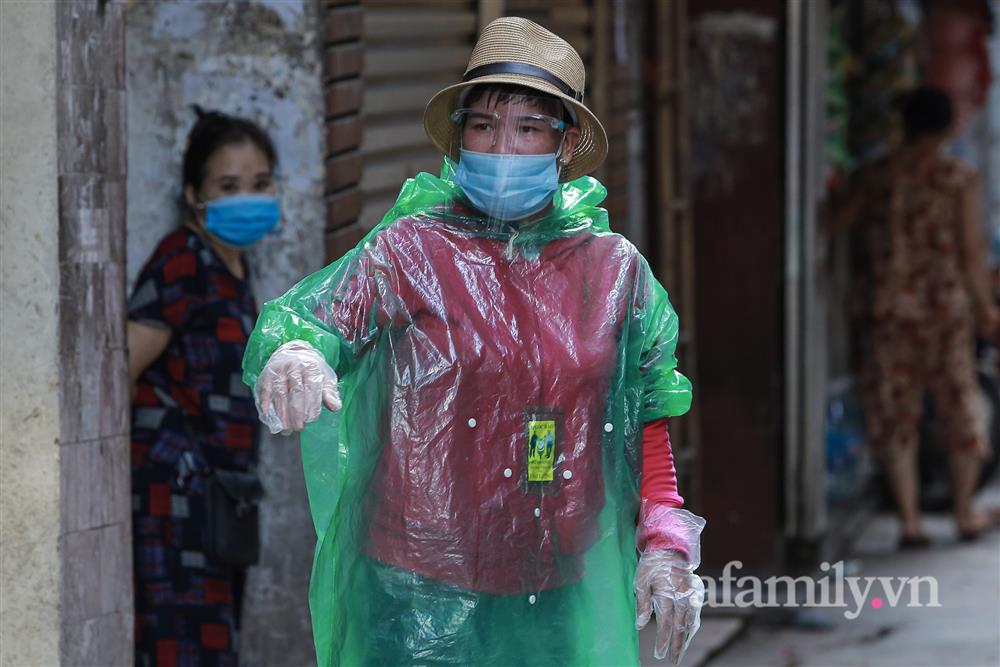 CẬN CẢNH: Hà Nội lấy mẫu xét nghiệm gần 5.000 người tại ổ dịch phức tạp nằm trên 2 phường của quận Đống Đa-7