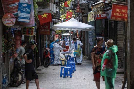 CẬN CẢNH: Hà Nội lấy mẫu xét nghiệm gần 5.000 người tại 