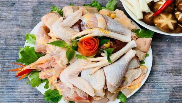 Cuối tuần cả nhà quây quần, mẹ làm nồi lẩu gà thập cẩm thơm&nbsp;ngon, bổ dưỡng ai cũng xuýt xoa-1