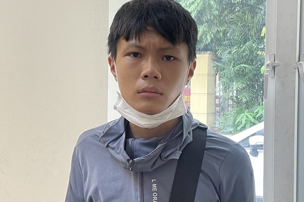 Hà Nội đang giãn cách, nam thanh niên đèo bạn gái bằng xe máy không biển, chửi công an ông bị ngu à và cái kết-4