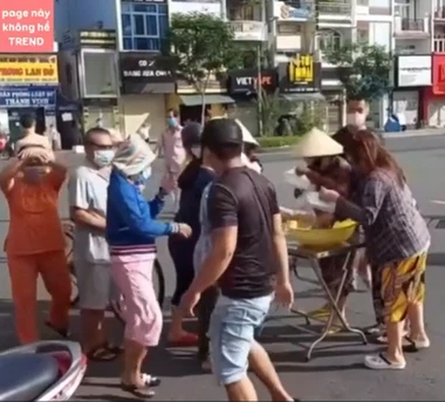 Đi nhận cơm từ thiện, thanh niên gây bức xúc khi tranh cả phần người già, giành liền 2-3 hộp như ăn cướp-1