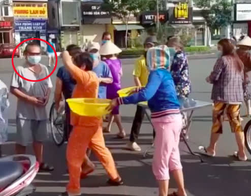 Đi nhận cơm từ thiện, thanh niên gây bức xúc khi tranh cả phần người già, giành liền 2-3 hộp như ăn cướp-3