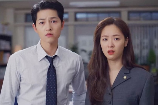 Nửa đêm nghe tiếng động phát ra từ nhà bếp, tôi rón rén xuống xem thử rồi chết đứng khi thấy bố chồng đang ăn bát cơm nguội-1