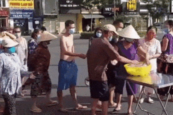 Người đàn ông nhảy cẫng lên vì được phát gạo từ thiện, khoảnh khắc vừa xúc động vừa xót xa-2