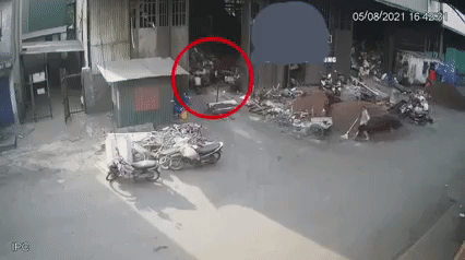 Kinh hoàng: Bình oxy bất ngờ bốc cháy, lao như tên lửa rồi phát nổ giữa phố-1