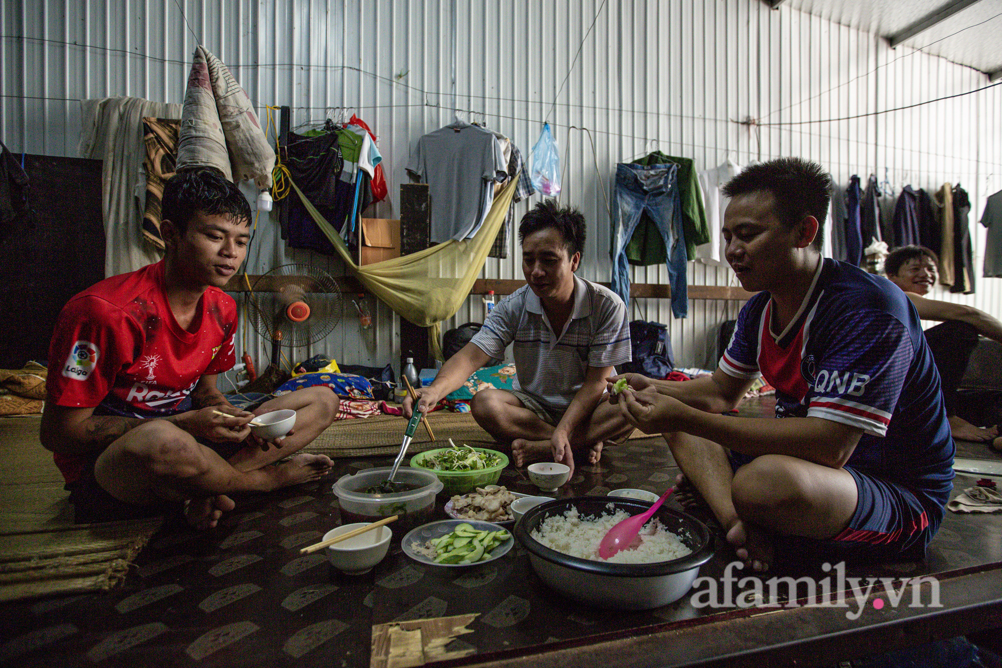 Công nhân xây dựng lâm cảnh thất nghiệp giữa Thủ đô vì dịch: Về quê không được, ở lại cũng không xong, chỉ có một ước mong duy nhất!-2