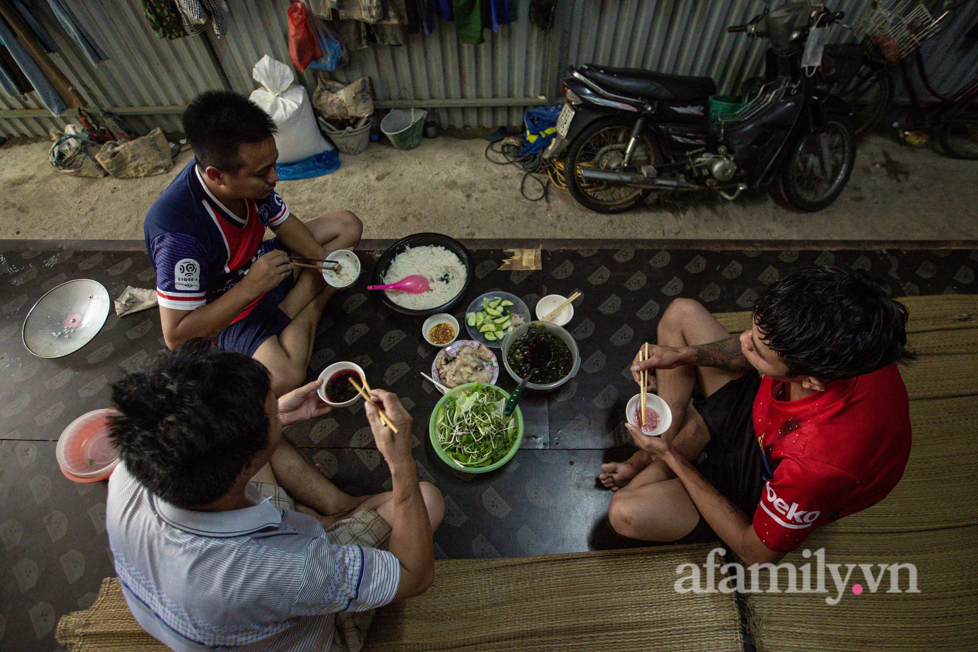 Công nhân xây dựng lâm cảnh thất nghiệp giữa Thủ đô vì dịch: Về quê không được, ở lại cũng không xong, chỉ có một ước mong duy nhất!-3