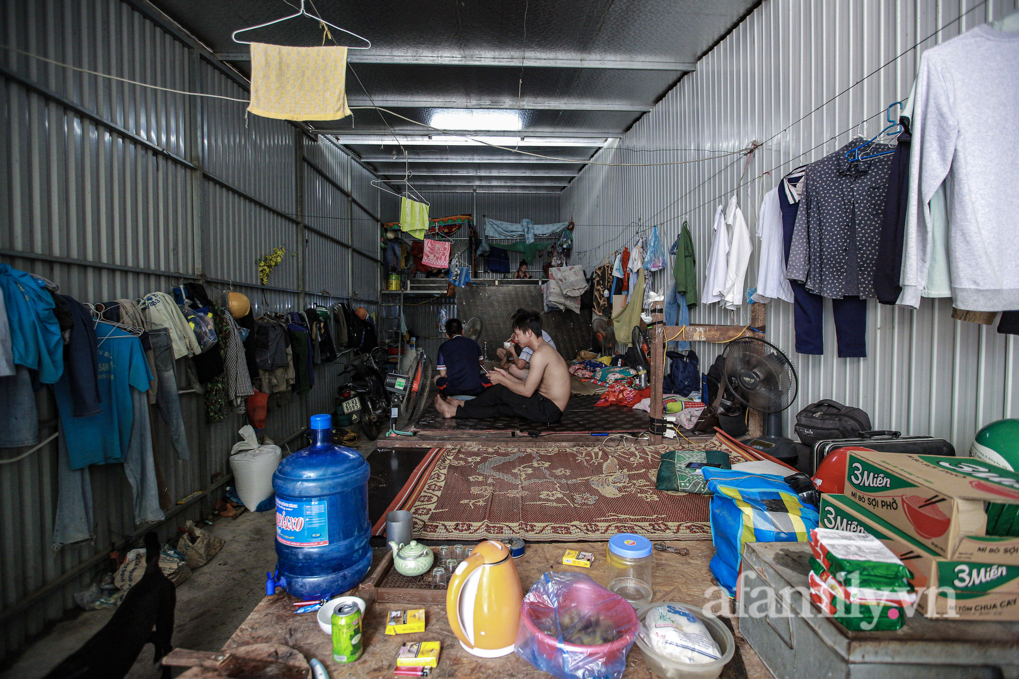 Công nhân xây dựng lâm cảnh thất nghiệp giữa Thủ đô vì dịch: Về quê không được, ở lại cũng không xong, chỉ có một ước mong duy nhất!-1