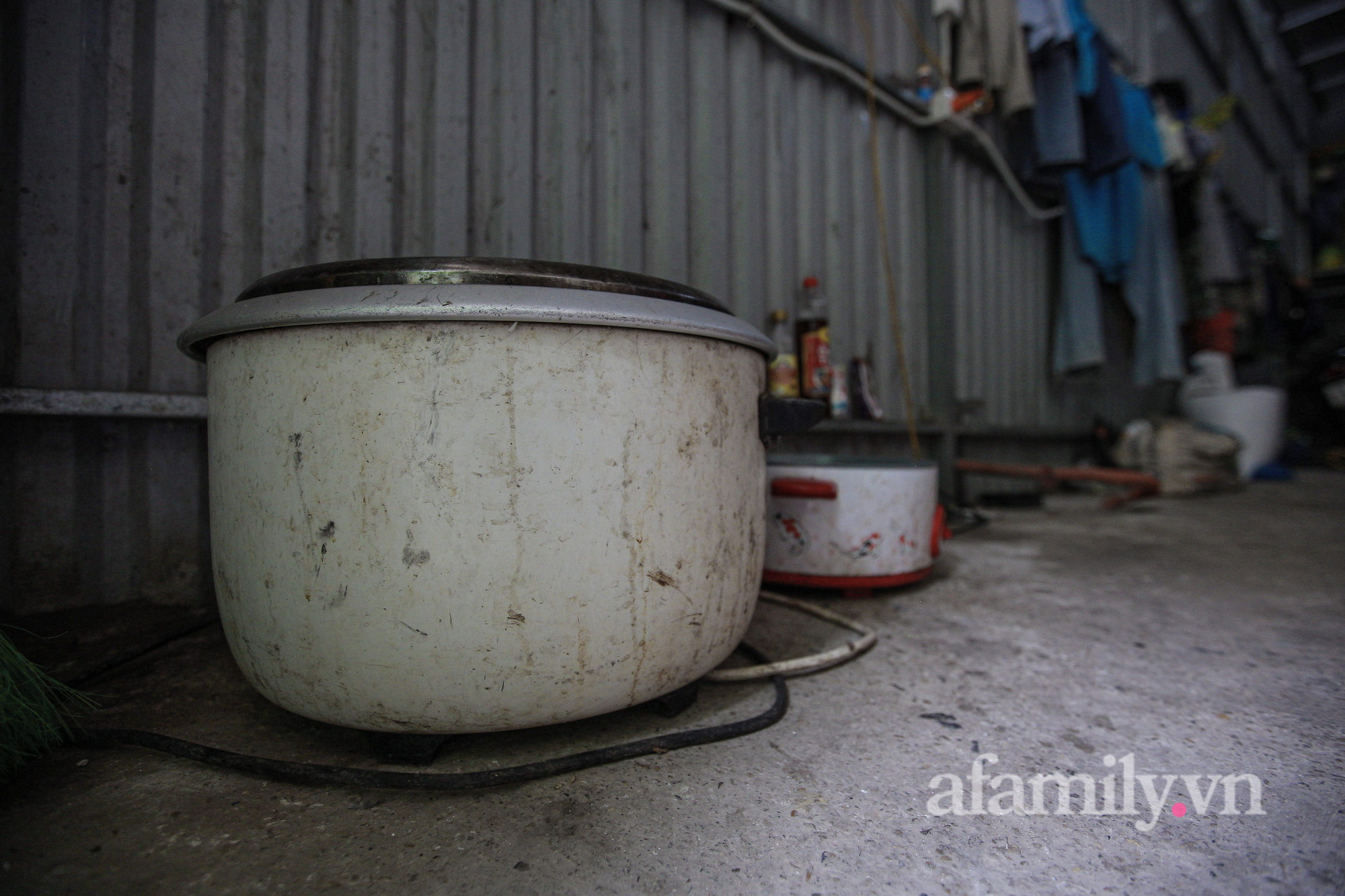 Công nhân xây dựng lâm cảnh thất nghiệp giữa Thủ đô vì dịch: Về quê không được, ở lại cũng không xong, chỉ có một ước mong duy nhất!-6