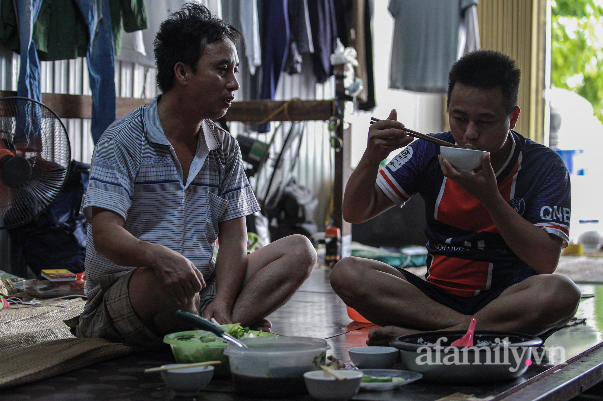 Công nhân xây dựng lâm cảnh thất nghiệp giữa Thủ đô vì dịch: Về quê không được, ở lại cũng không xong, chỉ có một ước mong duy nhất!-5