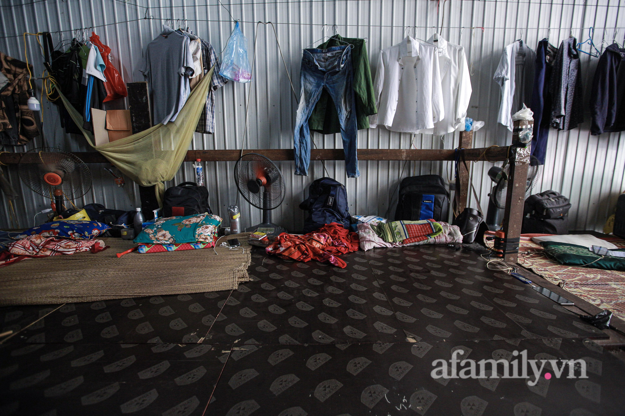 Công nhân xây dựng lâm cảnh thất nghiệp giữa Thủ đô vì dịch: Về quê không được, ở lại cũng không xong, chỉ có một ước mong duy nhất!-11