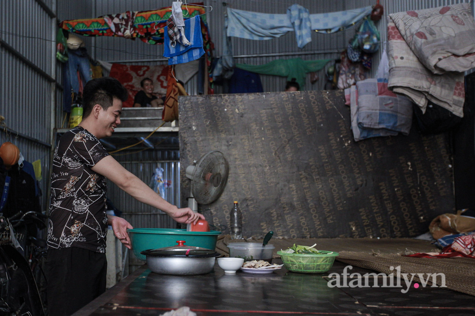 Công nhân xây dựng lâm cảnh thất nghiệp giữa Thủ đô vì dịch: Về quê không được, ở lại cũng không xong, chỉ có một ước mong duy nhất!-8