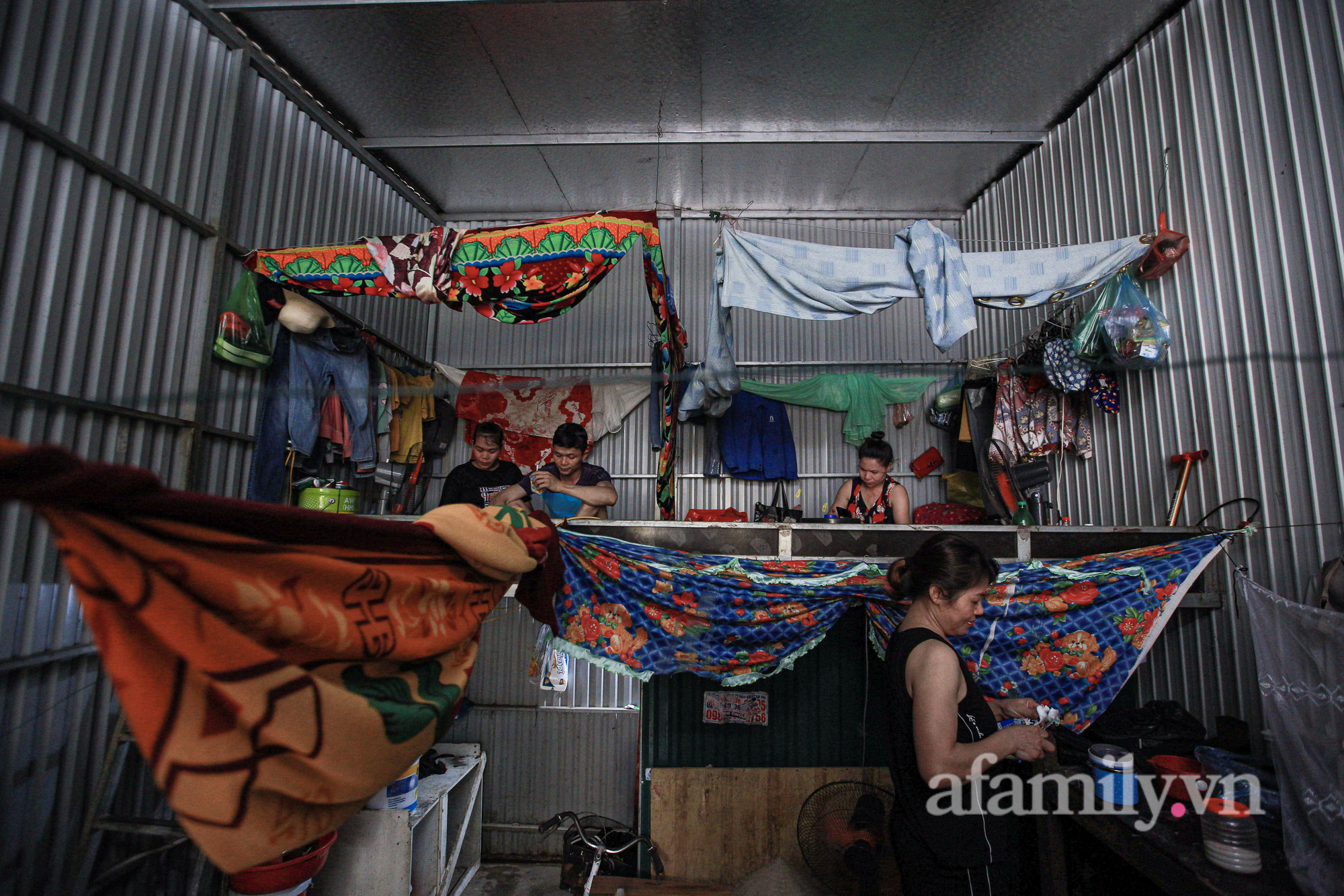 Công nhân xây dựng lâm cảnh thất nghiệp giữa Thủ đô vì dịch: Về quê không được, ở lại cũng không xong, chỉ có một ước mong duy nhất!-12