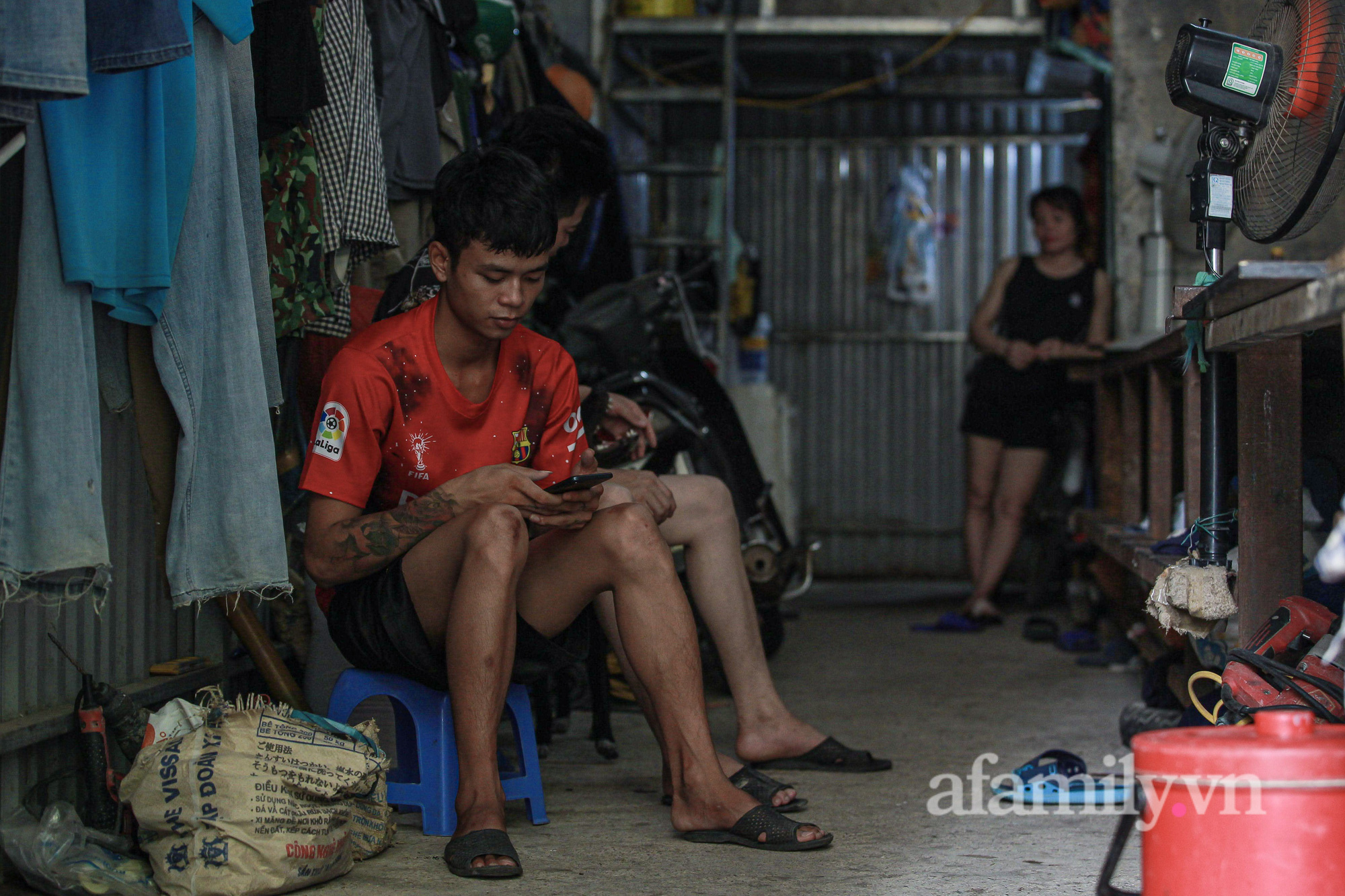 Công nhân xây dựng lâm cảnh thất nghiệp giữa Thủ đô vì dịch: Về quê không được, ở lại cũng không xong, chỉ có một ước mong duy nhất!-15