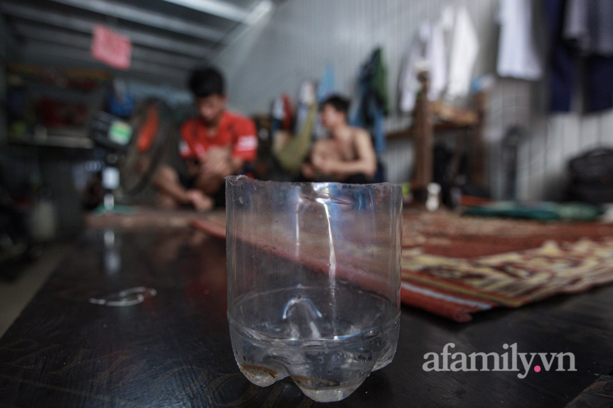 Công nhân xây dựng lâm cảnh thất nghiệp giữa Thủ đô vì dịch: Về quê không được, ở lại cũng không xong, chỉ có một ước mong duy nhất!-14