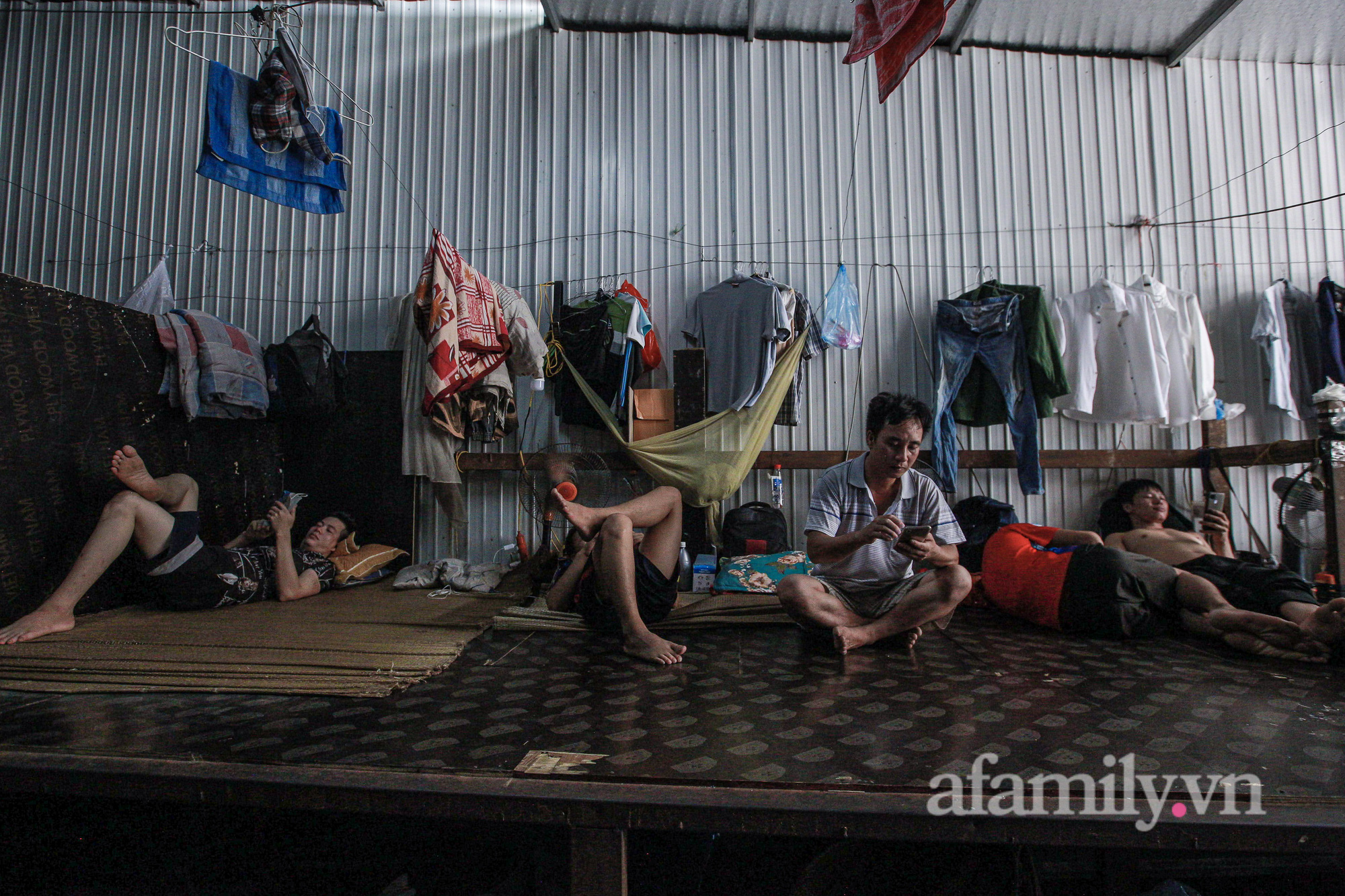 Công nhân xây dựng lâm cảnh thất nghiệp giữa Thủ đô vì dịch: Về quê không được, ở lại cũng không xong, chỉ có một ước mong duy nhất!-16