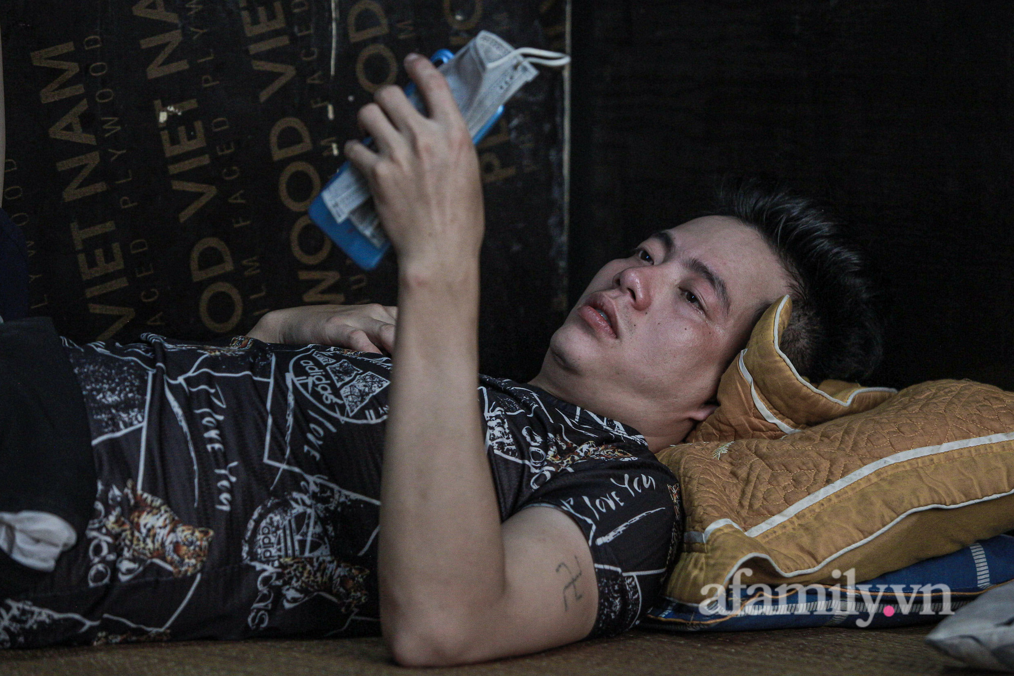 Công nhân xây dựng lâm cảnh thất nghiệp giữa Thủ đô vì dịch: Về quê không được, ở lại cũng không xong, chỉ có một ước mong duy nhất!-17