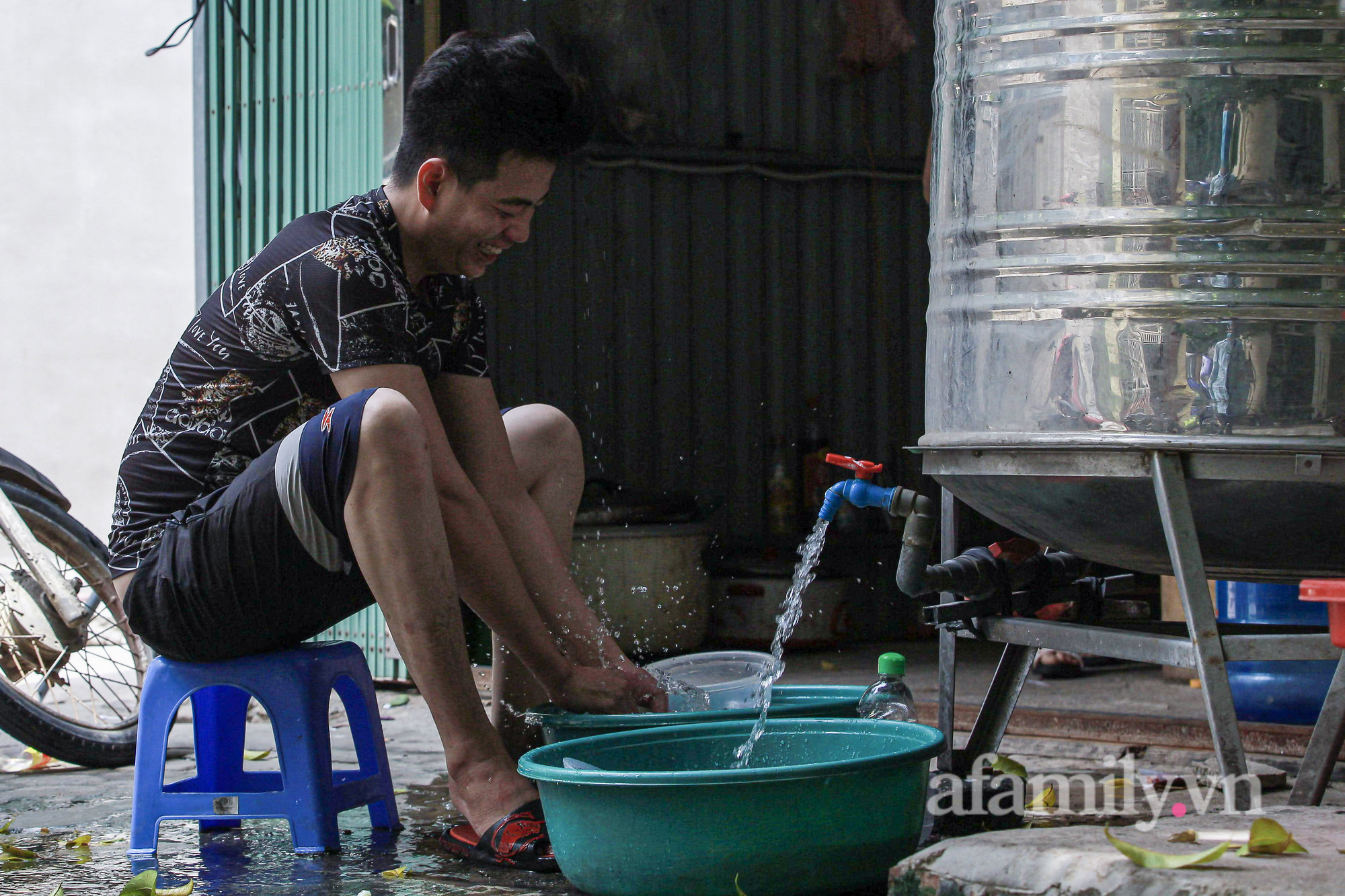 Công nhân xây dựng lâm cảnh thất nghiệp giữa Thủ đô vì dịch: Về quê không được, ở lại cũng không xong, chỉ có một ước mong duy nhất!-9