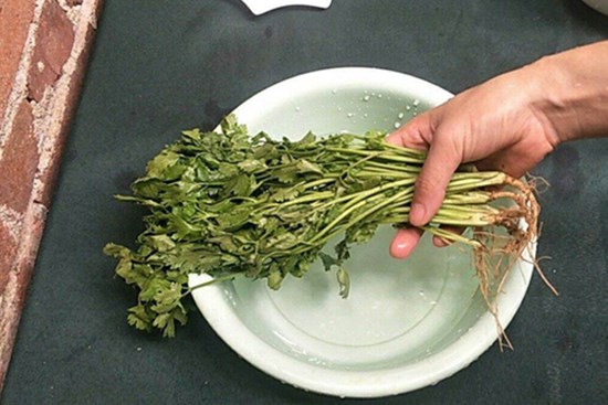 Vào mùa hè, phải làm gì nếu rau vừa mua về nhà đã bị héo? Mách bạn một mẹo nhỏ, rau sẽ tươi xanh như mới mua