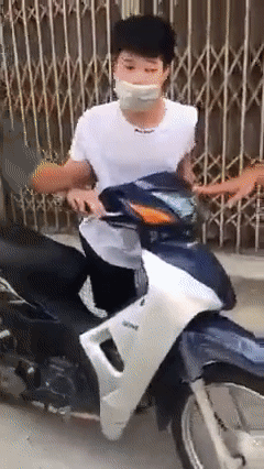 Hà Nội đang giãn cách, nam thanh niên đèo bạn gái bằng xe máy không biển, chửi công an ông bị ngu à và cái kết-2