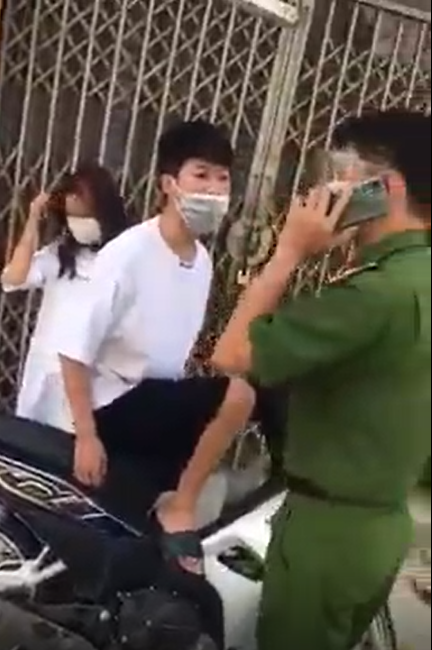 Hà Nội đang giãn cách, nam thanh niên đèo bạn gái bằng xe máy không biển, chửi công an ông bị ngu à và cái kết-1