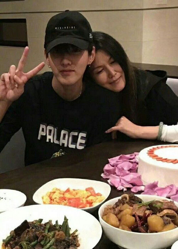 Mẹ Ngô Diệc Phàm quay xe gấp, cầu xin hot girl Đô Mỹ Trúc làm 1 việc không ai ngờ tới để cứu con trai?-2