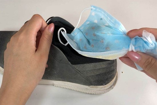 Đừng lo lắng về đôi giày ướt đẫm mồ hôi, hãy rắc một ít hỗn hợp này vào, giày của bạn sẽ không còn mùi hôi sau khi mang một ngày