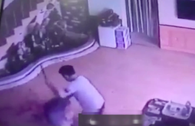 Ám ảnh clip hiện trường vụ người phụ nữ bị chém dã man trong nhà nghỉ ở Ninh Bình-1