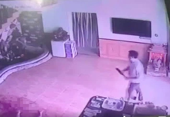 Ám ảnh clip hiện trường vụ người phụ nữ bị chém dã man trong nhà nghỉ ở Ninh Bình-2