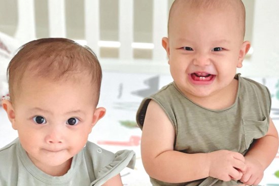 Khoảnh khắc tạo dáng của cặp sinh đôi nhà Hà Hồ: Lisa miệng chúm chím điệu đà, Leon thì vẫn là nụ cười 