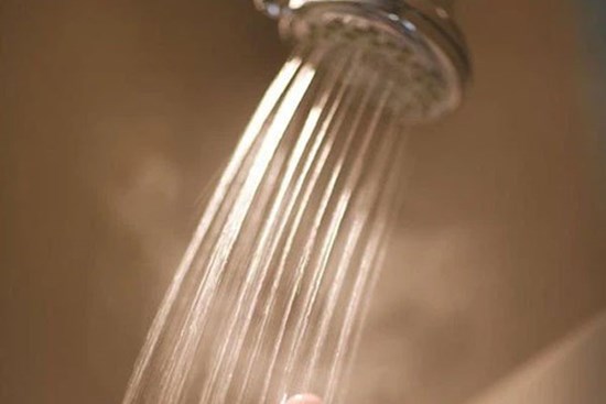 Sau khi tiêm phòng Covid-19, tôi có nên tắm không?