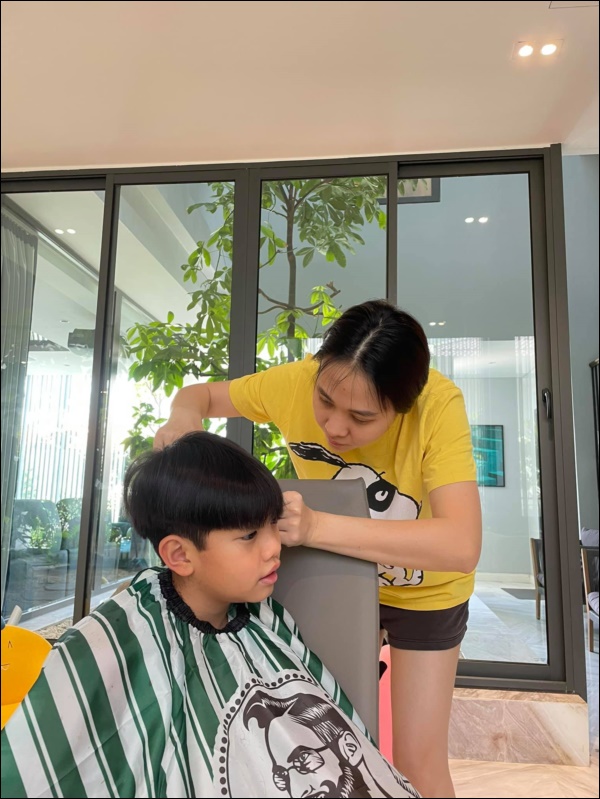 Đàm Thu Trang cắt tóc cho Subeo, hành động nhỏ nhưng ấm áp khiến mẹ nào cũng khen vừa đảm đang lại khéo léo nhân hậu-5