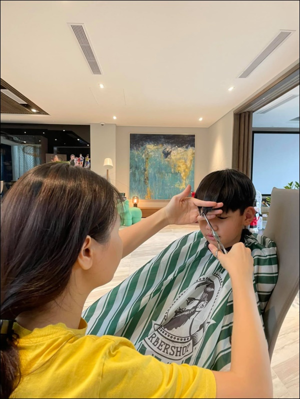 Đàm Thu Trang cắt tóc cho Subeo, hành động nhỏ nhưng ấm áp khiến mẹ nào cũng khen vừa đảm đang lại khéo léo nhân hậu-6